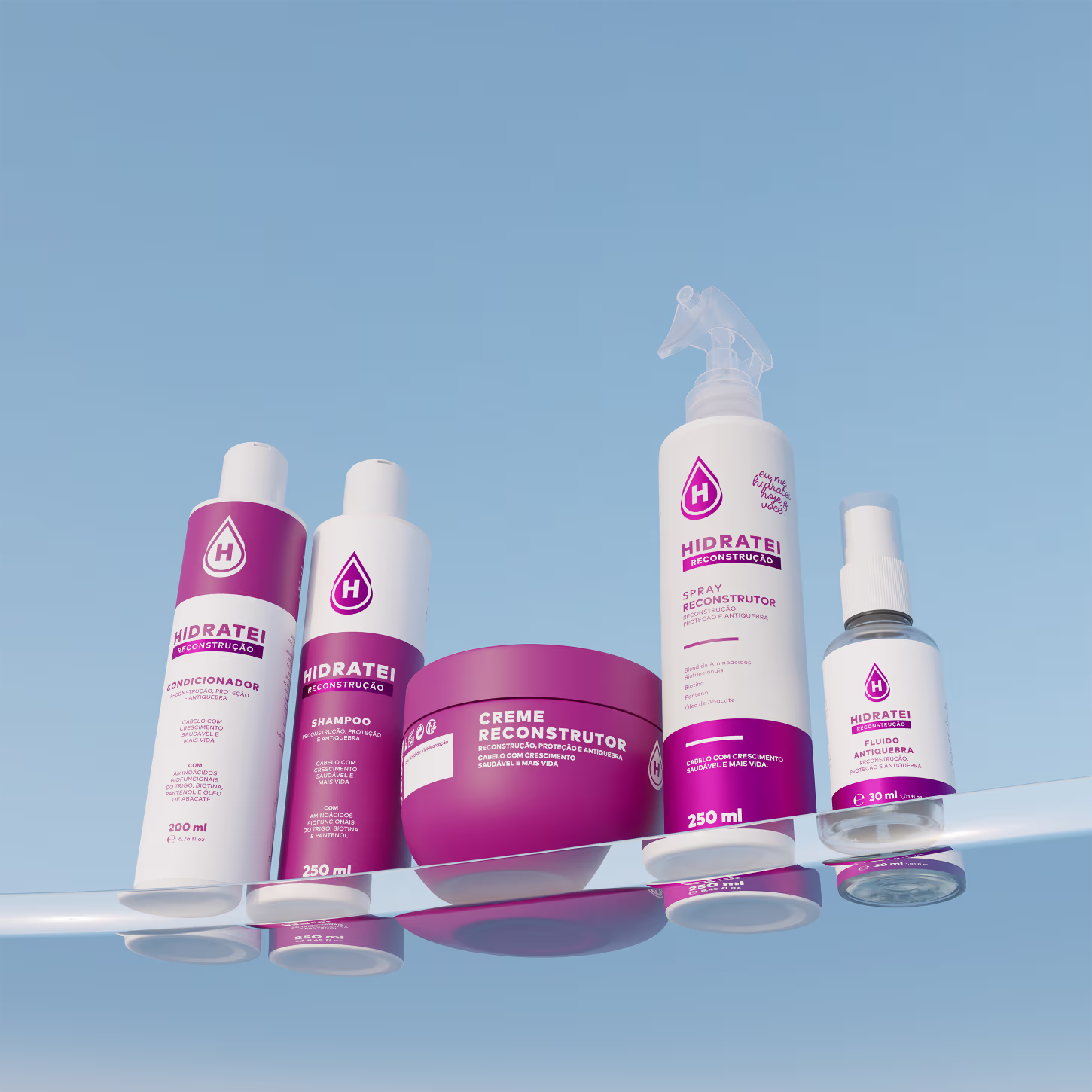 A imagem mostra todos os 5 produtos da linha dispostos lado a lado sobre uma superfície transparente com um fundo azul que remete ao céu.