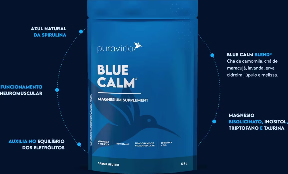 O produto apresentado é um suplemento de magnésio da marca Puravida chamado "Blue Calm". Vem em uma embalagem azul escura com o logotipo da marca e o nome do produto em destaque. A embalagem lista os ingredientes, incluindo uma mistura de ervas calmantes.