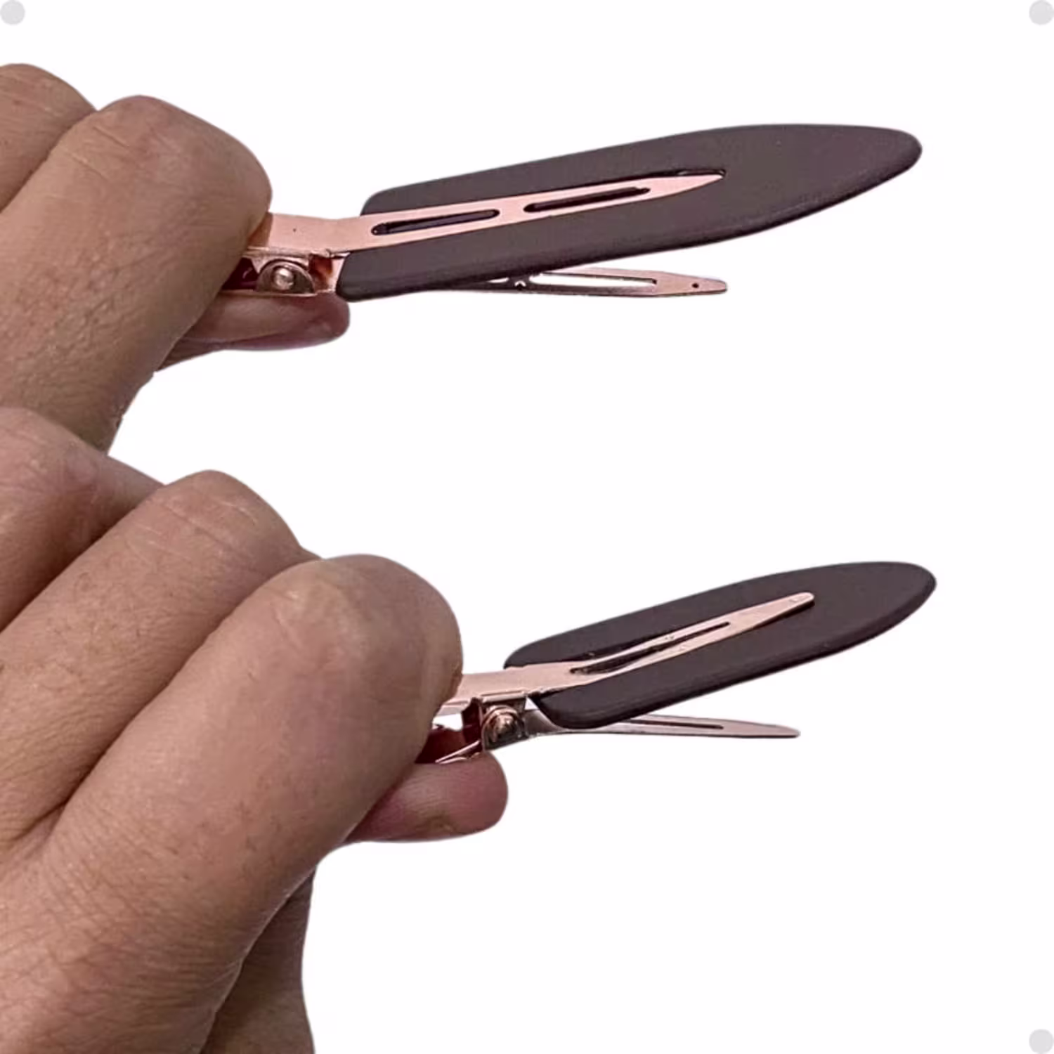 A imagem mostra a diferença de tamanho dos Clipes de Cabelo Lua e Neve Hair Clip 2 6cm e 2 8cm