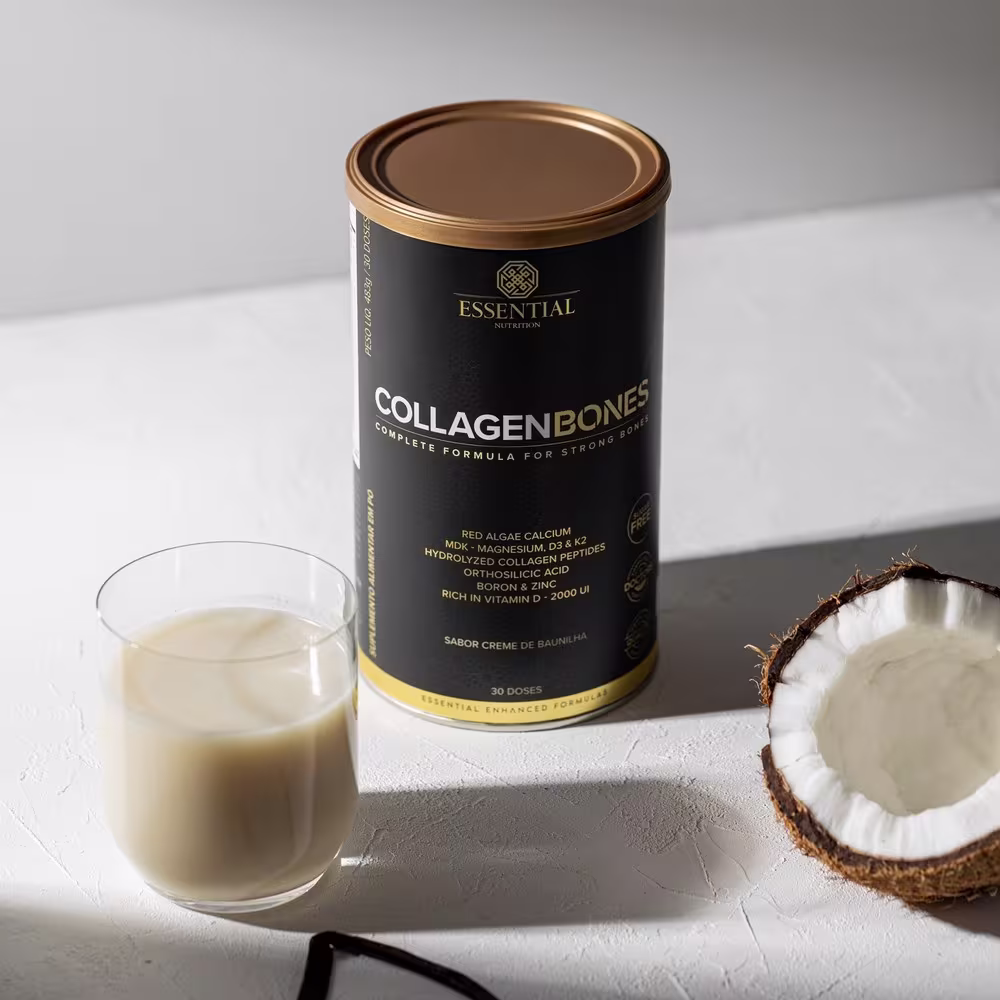 A imagem mostra a lata de suplemento ao lado de uma copo com a mistura pronta.