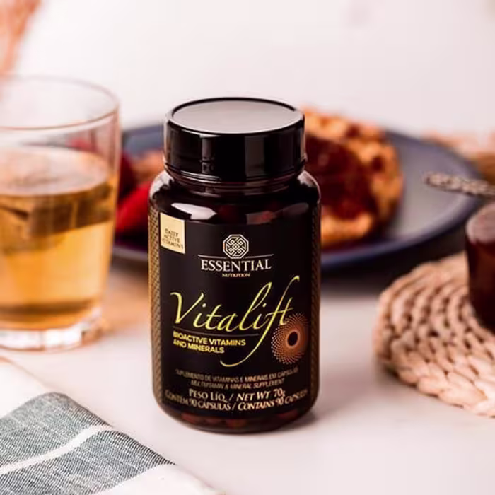 A imagem mostra uma embalagem redonda, toda marrom com rótulo preto e letras douradas.