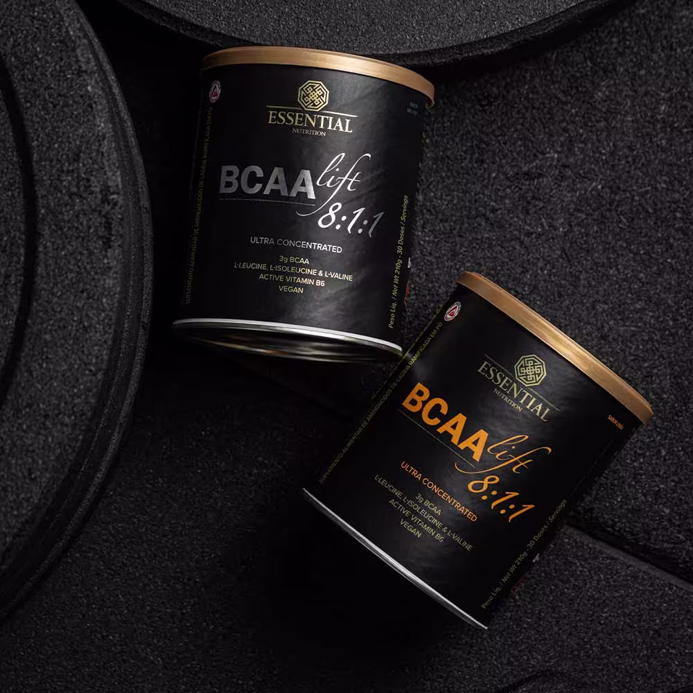 A imagem mostra duas latas pretas, com letras douradas.