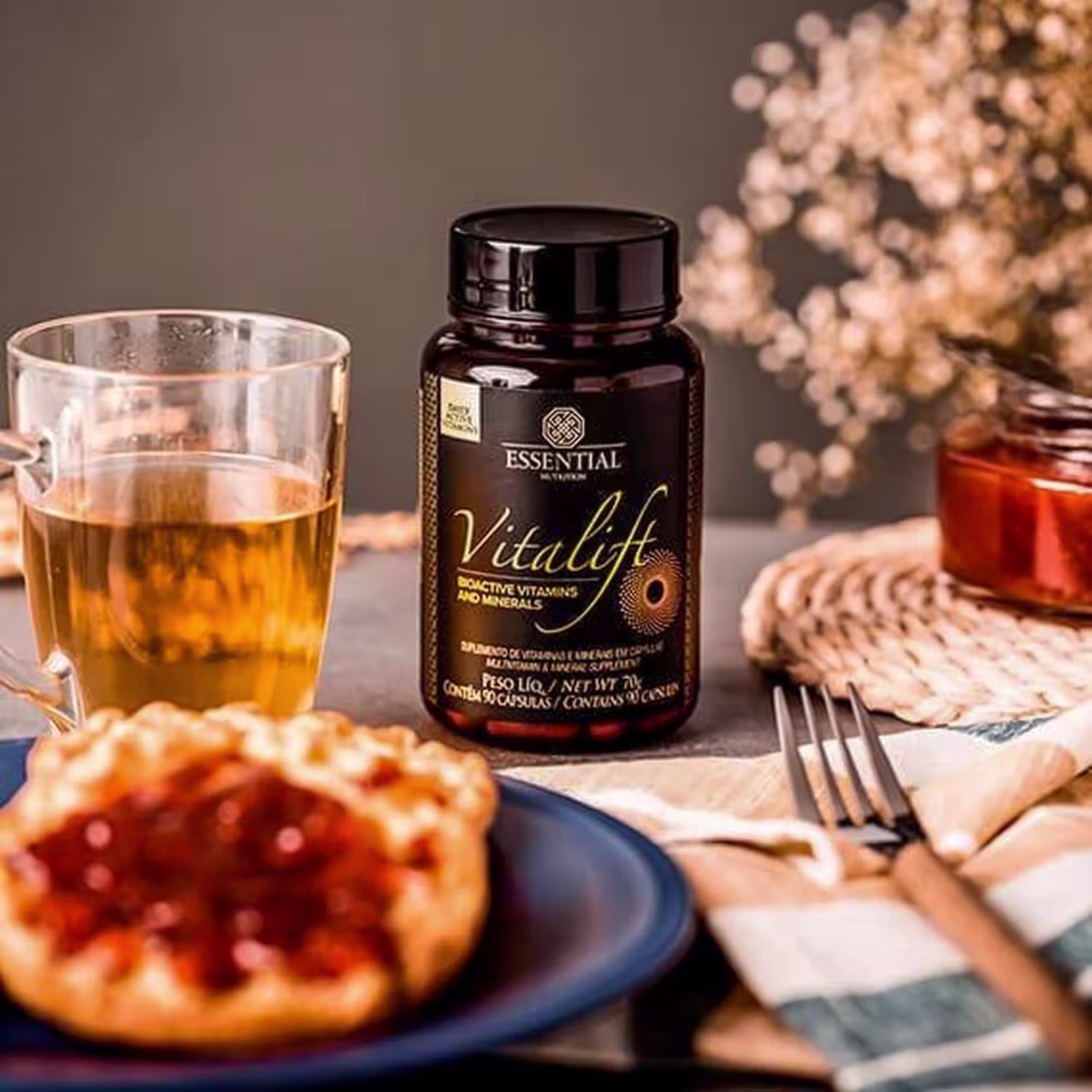 A imagem mostra o pote redondo marrom com rótulo preto e letras douradas.