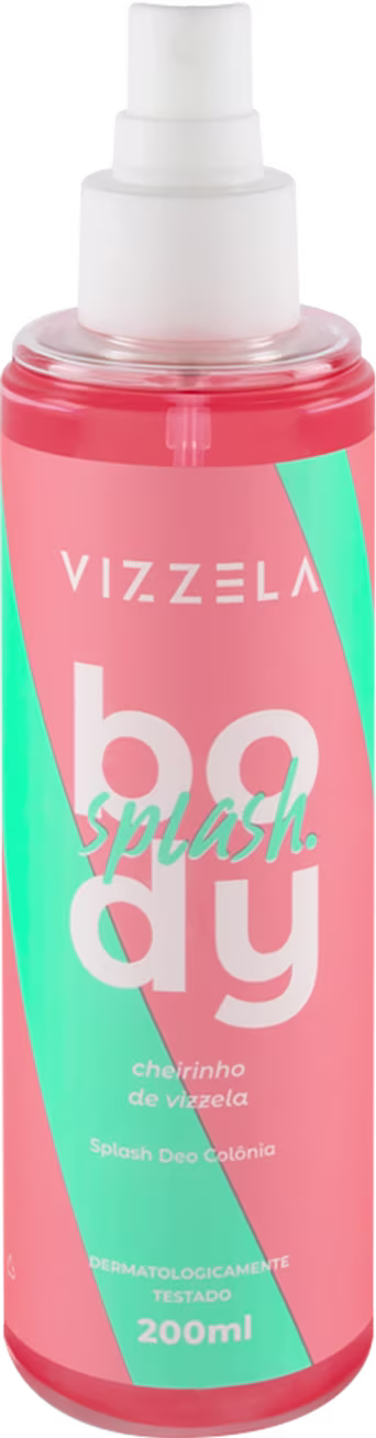 A imagem mostra um frasco de body splash com rótulo rosa e detalhes verdes.