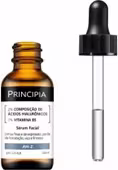 Frasco de vidro com conta-gotas contendo um sérum facial da marca Principia. Foco no conta-gotas.