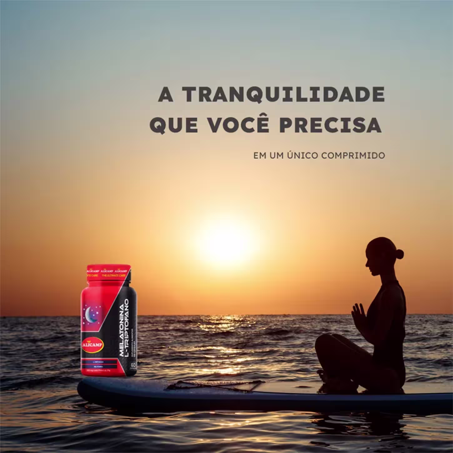 A imagem mostra uma mulher meditando em uma prancha no por do sol e um frasco de melatonina à frente. Acima texto destaca: a tranquilidade que você precisa.