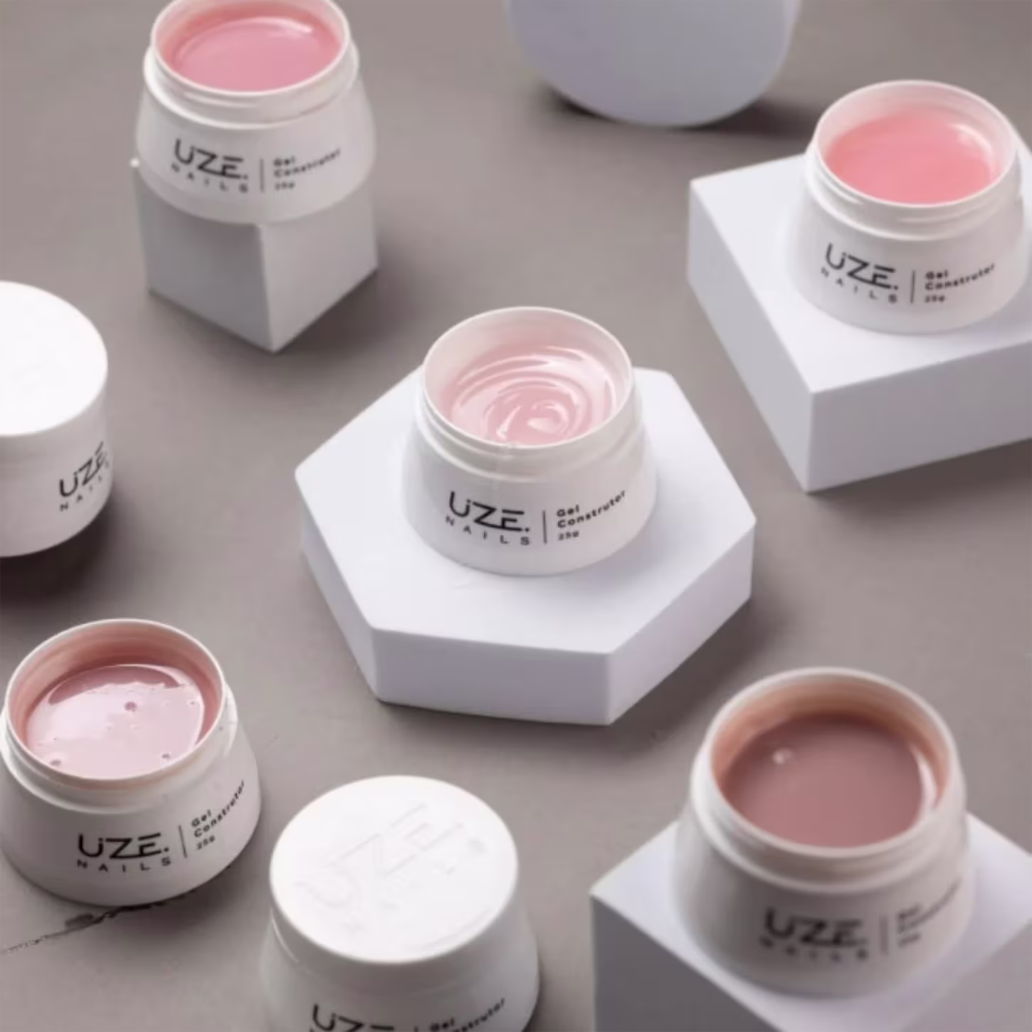 A imagem mostra vários potes do mesmo tipo de produto e cores diferentes.