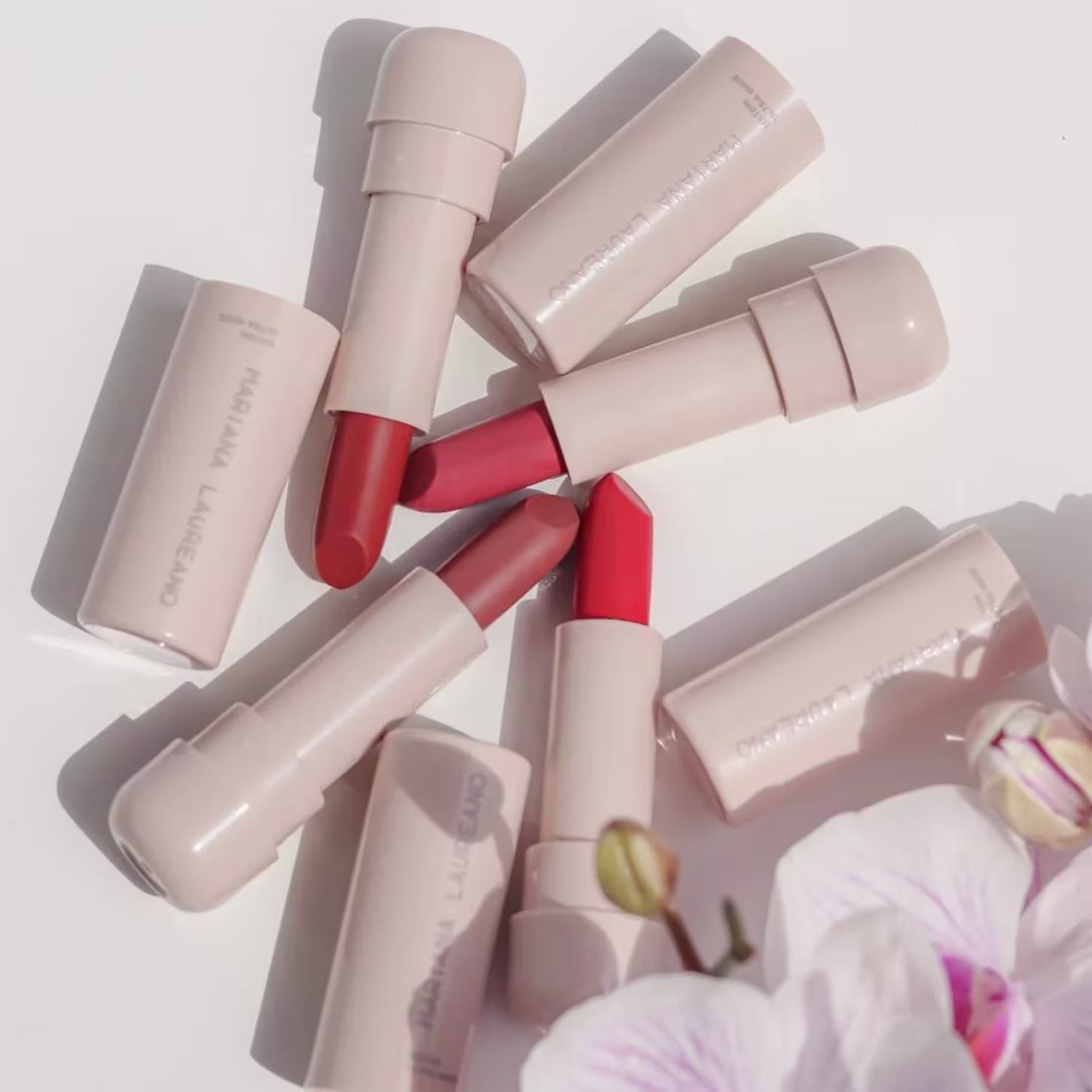 Batons Mariana Laureano em quatro cores em tons de rosa, vermelho e nude