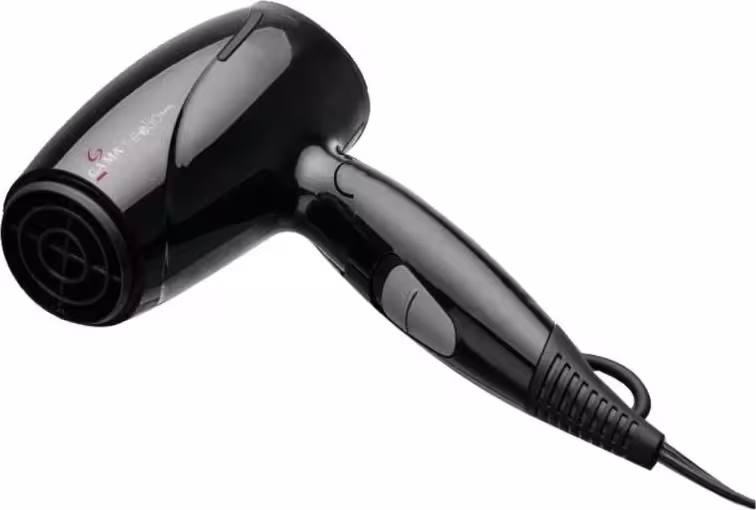 Secador de cabelo elétrico portátil preto da marca GA.MA Italy. O produto tem um design ergonômico com cabo alongado e alça integrada. O corpo principal é arredondado e brilhante na cor preta. Na lateral, há um botão de controle deslizante.