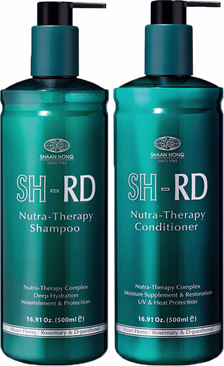 A imagem mostra dois frascos plásticos de 500ml com formato cilíndrico e bomba dosadora preta. Os frascos são de cor azul-petróleo com shampoo e condicionador.
