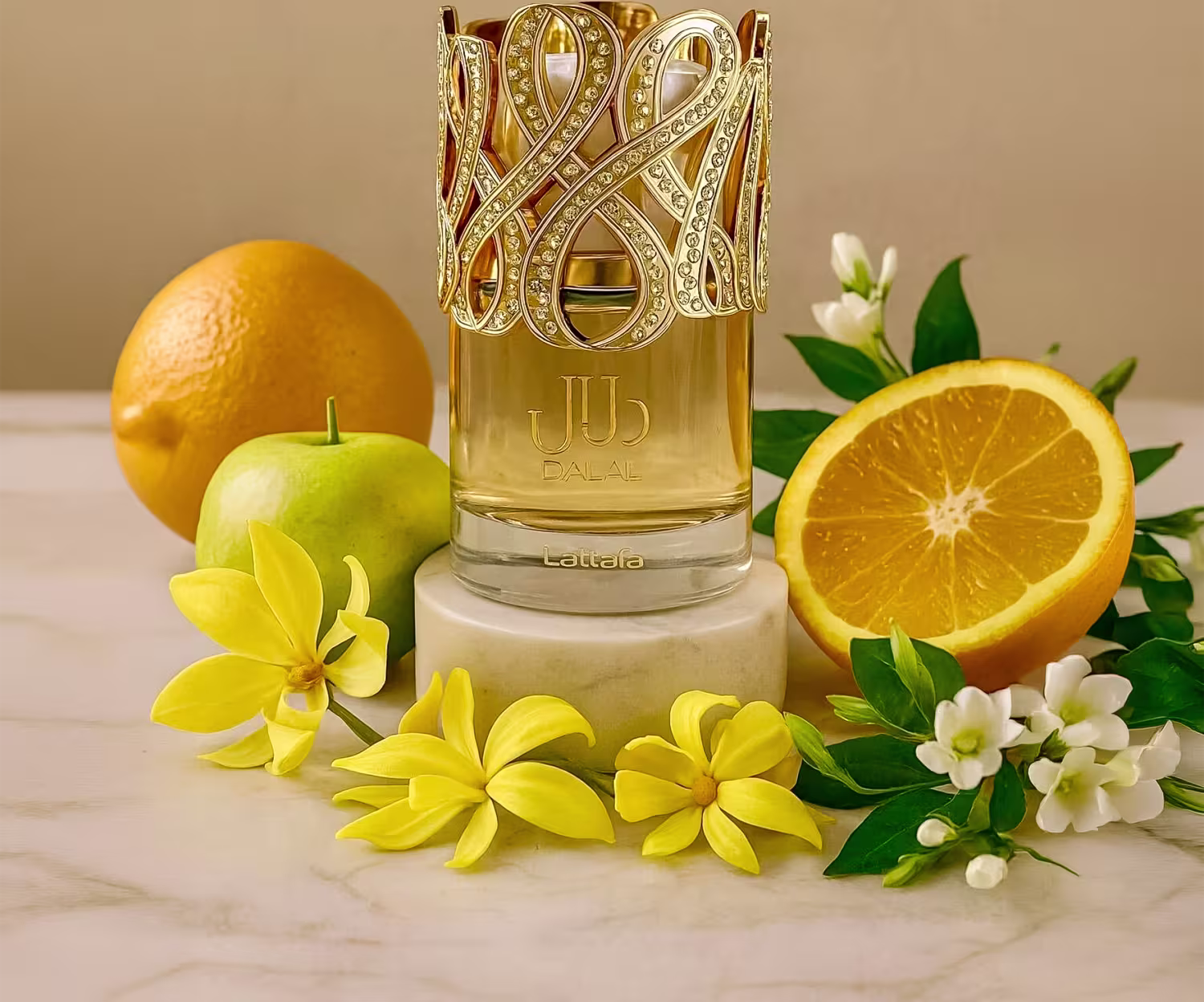 Frasco de perfume Lattafa Dalal com tampa dourada decorada com cristais brilhantes em um design intrincado, apresentando o logotipo da marca em destaque.