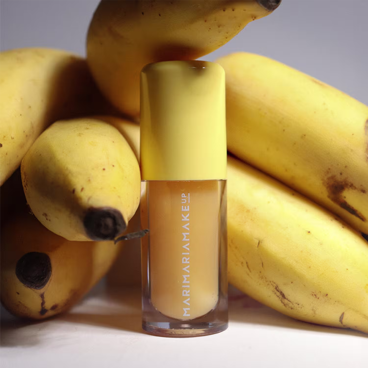 Lip Juice Mari Maria Makeup, com bananas ao fundo