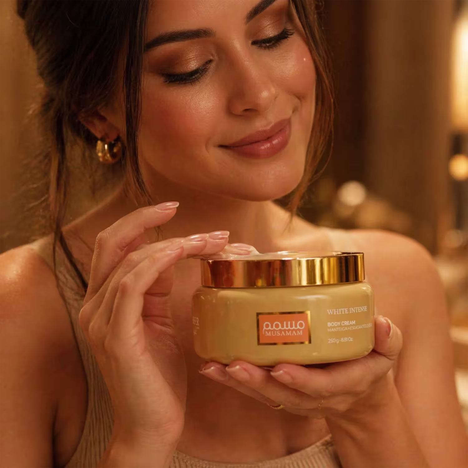 Pote dourado de creme corporal da marca Lattafa Perfumes, com rótulo em tom bege e texto "White Intense Body Cream" em destaque. Embalagem com tampa dourada, contendo 250g do produto.