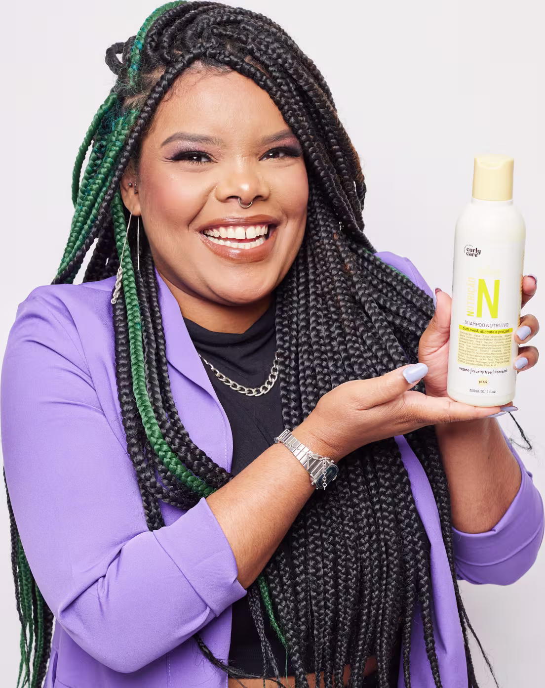 Shampoo nutritivo em frasco plástico branco. O frasco tem um formato cilíndrico. As cores predominantes são branco e  amarelo.