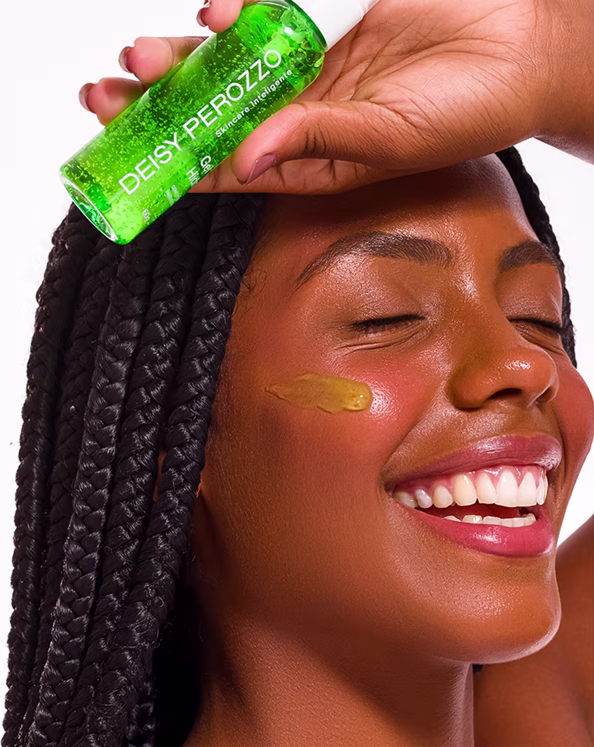 Modelo sorridente exibe o Gel Hidratante Com Glicerina Deisy Perozzo 60ml