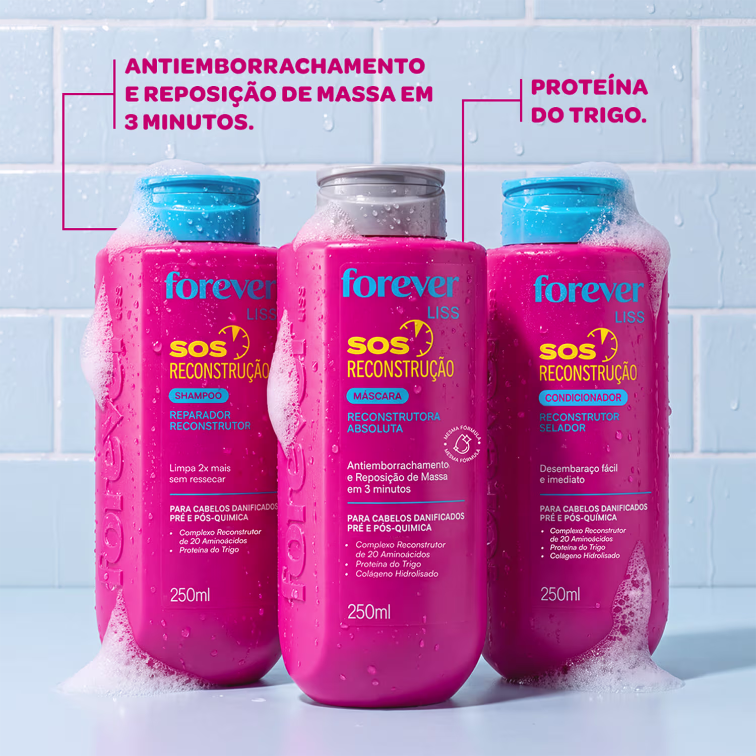 Três frascos de produtos de beleza da marca Forever Liss, em embalagens rosa com detalhes azuis, contendo shampoo, máscara e condicionador reconstrutor para cabelos danificados.