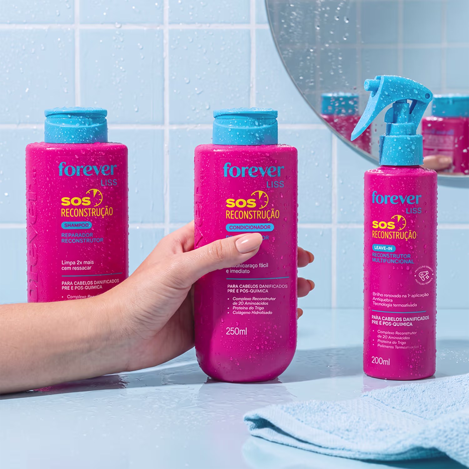 Conjunto de produtos de reconstrução capilar da linha Forever Liss, composto por shampoo, condicionador e leave-in em embalagens rosa e azul, com informações sobre os ingredientes e benefícios.