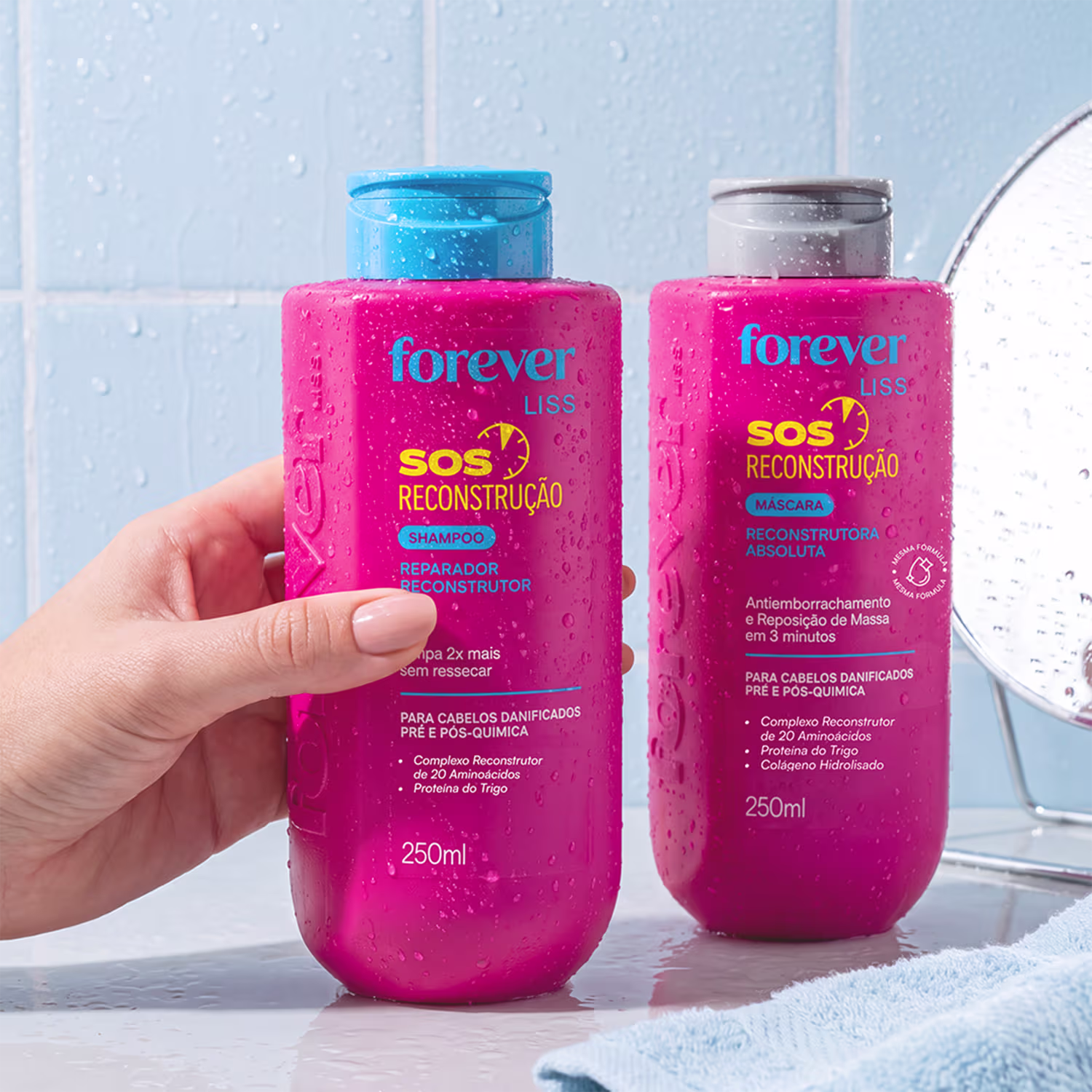 Dois frascos de produtos de beleza da marca Forever Liss, em embalagens rosa e azul, com rótulos indicando "SOS Reconstrução" - um shampoo reparador e uma máscara reconstrutora para cabelos danificados.