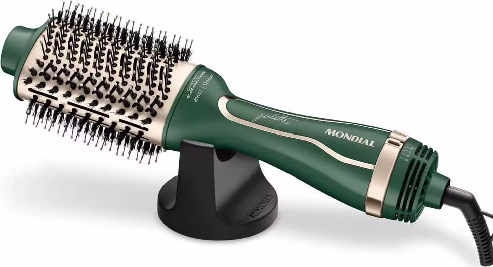 Escova secadora Mondial. Possui um design verde e dourado, com um corpo cilíndrico e um conjunto de cerdas de diferentes tamanhos na parte superior, formando uma escova redonda.