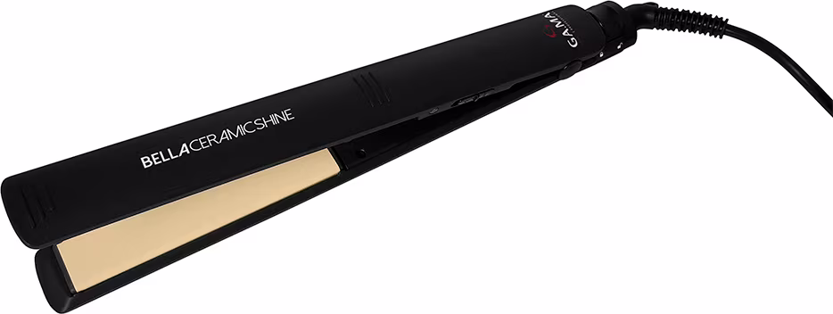 A imagem mostra a chapinha da marca GA.MA Italy. Ela possui um corpo preto com detalhes dourados, placa alisadora larga e revestida em cerâmica. Cabo ergonômico com trava de segurança e cabo giratório.