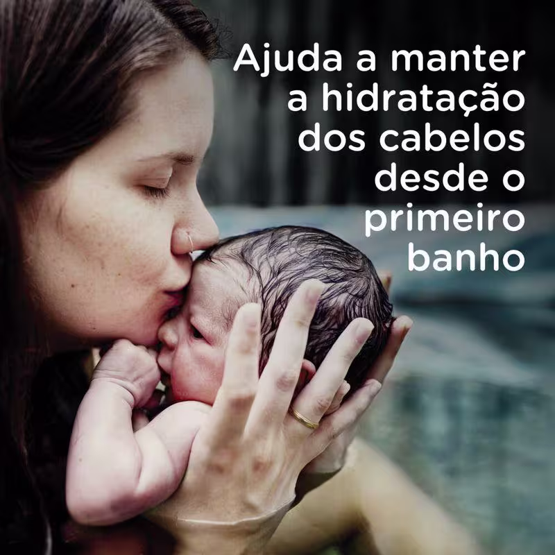A imagem mostra uma mão beijando um bebê e texto que destaca que o condicionador ajuda a manter a hidratação dos cabelos desde o primeiro banho.