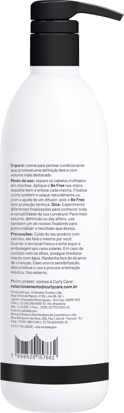 Produto de cuidado capilar leave-in da marca Curly Care. O frasco tem um formato cilíndrico alongado. Na parte frontal, há um longo texto descritivo em português com instruções de uso e informações sobre o produto.