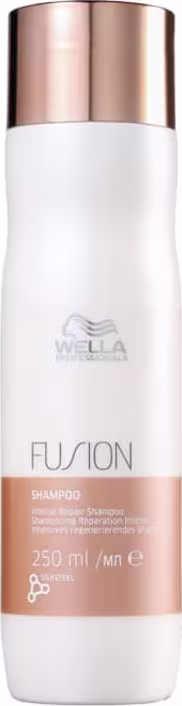 Shampoo Fusion da Wella Professionals. Frasco branco e tampa metálica rosada. Rótulo com texto "Fusion Shampoo" e detalhes do produto em marrom. Capacidade de 250 ml indicada na embalagem. Design minimalista e elegante, com o logotipo da Wella visível.