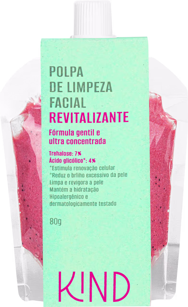 A imagem mostra um frasco transparente, com tampa branca de rosquear, contendo uma polpa de cor rosa avermelhada. O rótulo do produto indica o tipo de produto, volumetria e marca em vidência.