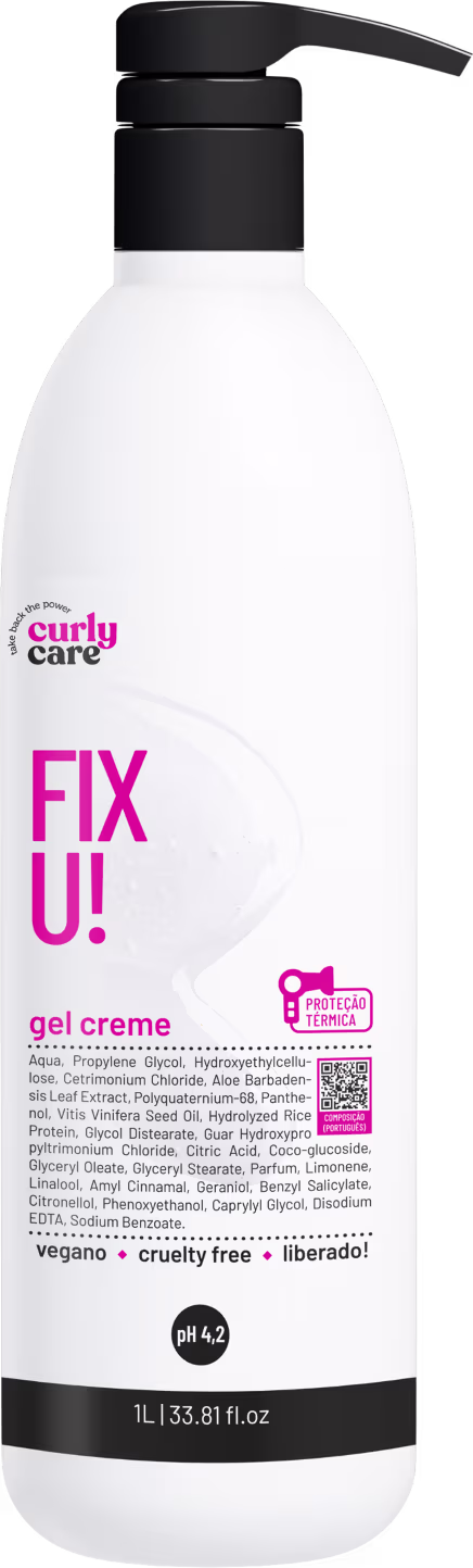 Produto de cuidado capilar da marca Curly Care. Frasco plástico branco com tampa preta. Rótulo com o nome "Fix U!" em letras grandes e rosa, e "gel creme" em letras menores abaixo.
