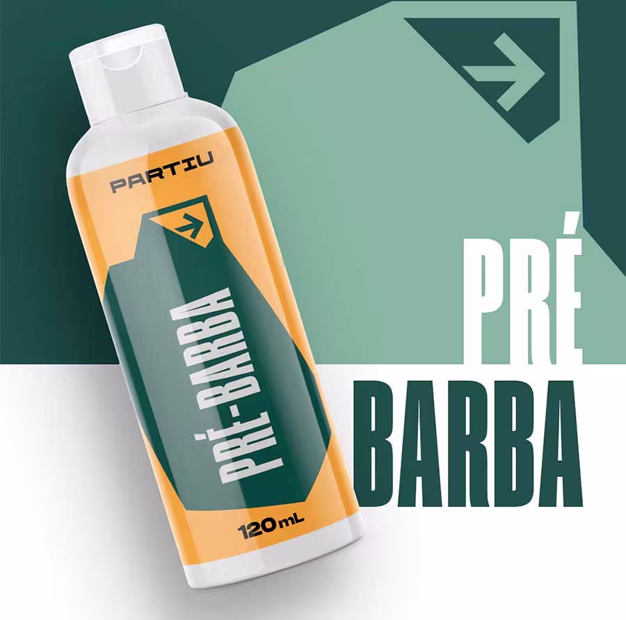 Produto de beleza da marca Partiu. Frasco plástico transparente contendo líquido alaranjado. Rótulo retangular verde e laranja com o nome "Partiu" e "Pré-barba" em letras brancas grandes. Volume de 120ml indicado na parte inferior do rótulo.