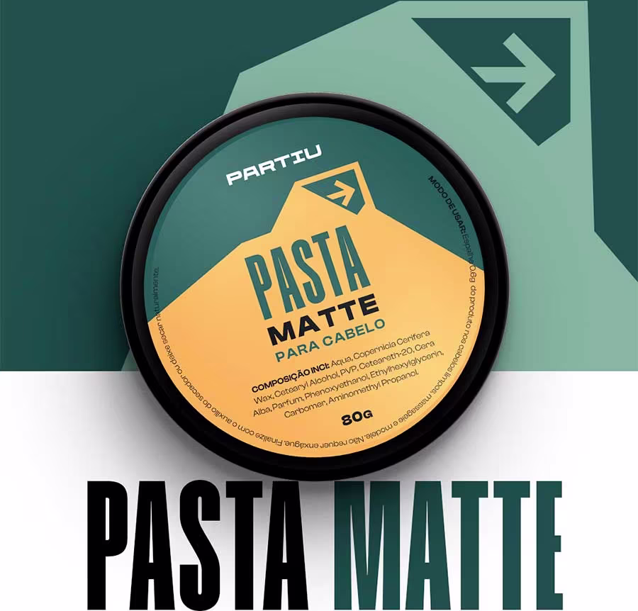 Pasta matte para cabelo da marca Partiu. Embalagem redonda preta com rótulo em tons de verde, amarelo e branco. O rótulo exibe o nome do produto "PASTA MATTE PARA CABELO" em letras grandes, além da composição e peso líquido de 80g.