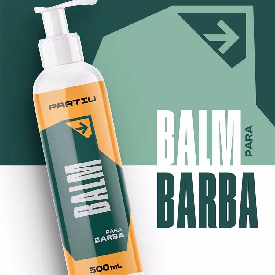Produto para barba da marca Partiu. Embalagem plástica transparente com bomba dosadora. Formato cilíndrico de 500ml. Cores predominantes são laranja, verde escuro e branco. Rótulo com o nome da marca "Partiu" em letras maiúsculas.