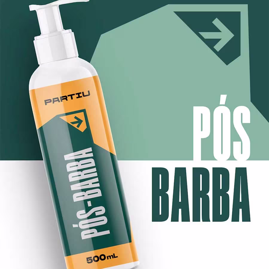 Produto de cuidados pessoais em embalagem plástica com bomba dosadora. Frasco cilíndrico de 500ml. Rótulo com fundo laranja e detalhes em verde e branco. Texto "Partiu" e "Pós-Barba" em letras grandes.