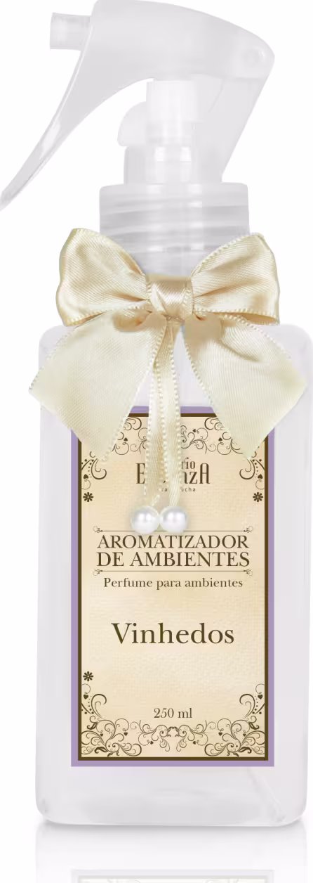 Frasco de spray branco com rótulo dourado e laço de cetim, contendo "Aromatizador de Ambientes" da marca Empório Essenza Serra Gaúcha, na fragrância "Vinhedos", com volume de 250 ml.