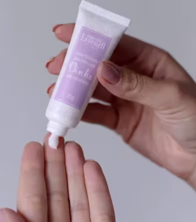 Tubo de creme para mãos e pés da marca Empório Essenza Serra Gaúcha, com embalagem branca e rótulo lilás, contendo informações sobre o produto.