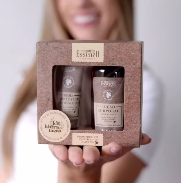 O produto de beleza da marca Empório Essenza Serra Gaúcha é apresentado em uma caixa de papelão com design rústico, contendo um kit de hidratação corporal composto por um creme hidratante e uma loção corporal.