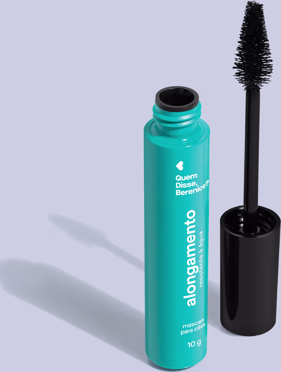 O produto apresentado na imagem é da marca Quem Disse, Berenice?. O frasco é de cor turquesa com o nome da marca impresso em branco. O aplicador do rímel é preto e tem um formato cônico. O produto é descrito como uma "máscara para cílios"