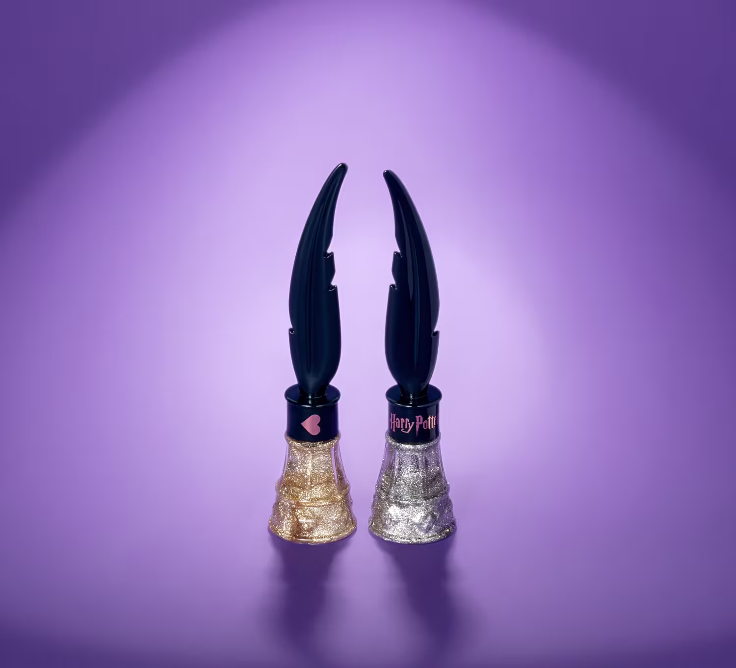 A imagem mostra as duas cores de delineadores, prata e dourado. O fundo é roxo com uma luz sofisticada projetada em cima.