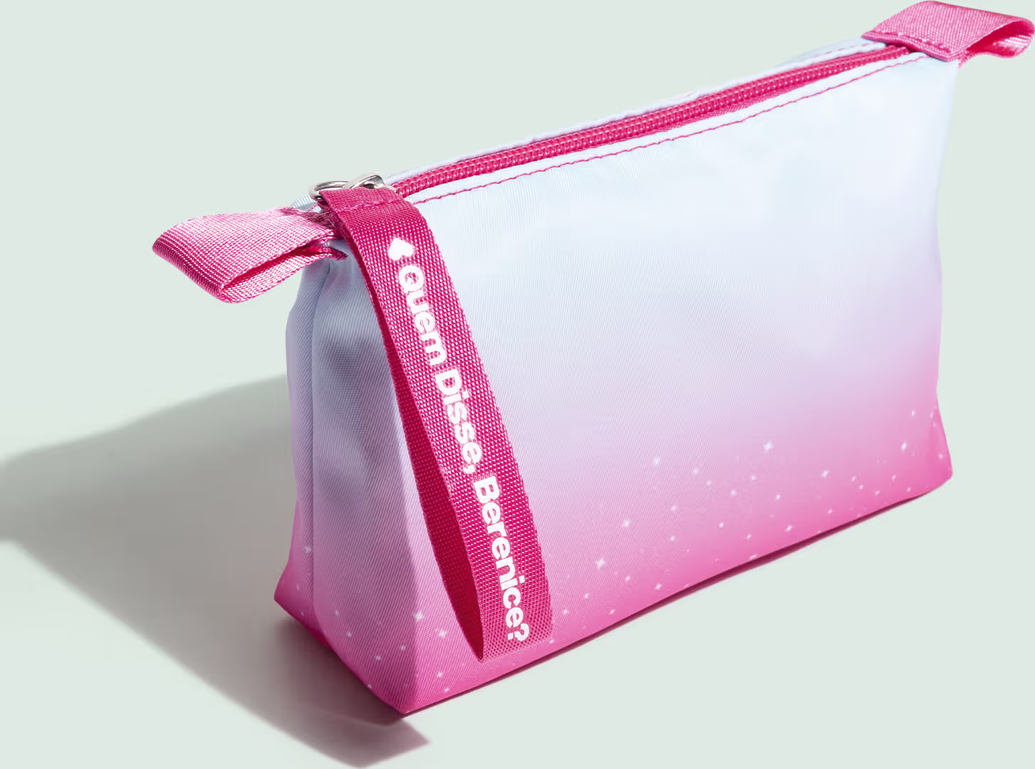 Estojo ou necessaire de maquiagem em formato retangular. Confeccionado em tecido rosa com detalhes degradê. Possui alça de transporte em tecido rosa O produto apresenta um zíper rosa para abertura e fechamento.