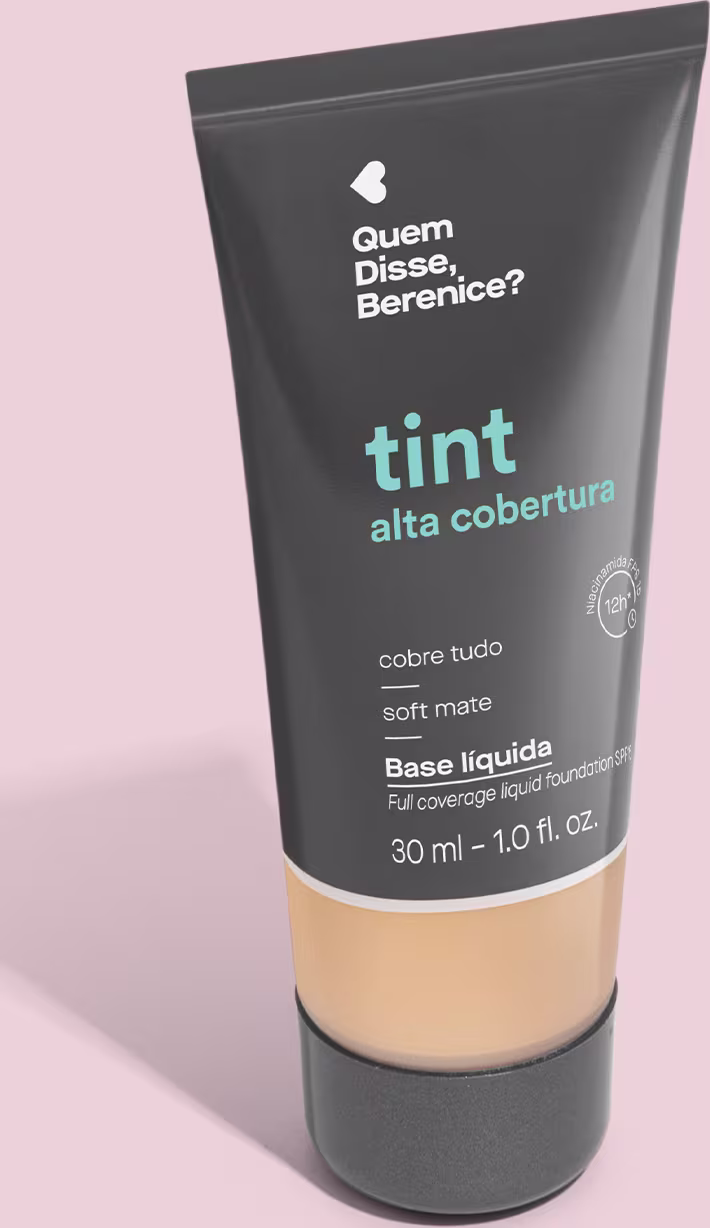 A imagem mostra a Base Tint Alta Cobertura da Quem Disse, Berenice? Embalagem preta com parte inferior transparente para mostrar a cor. O texto com nome e benefícios do produto aparece em letras brancas e em turquesa sobre fundo preto.