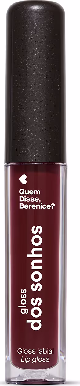 A imagem mostra um gloss labial em uma embalagem cilíndrica com a tampa preta e o tubo transparente permite ver o tom roxo brilhante do gloss e a marca Quem disse, Berenice? e a linha estampados no frasco.