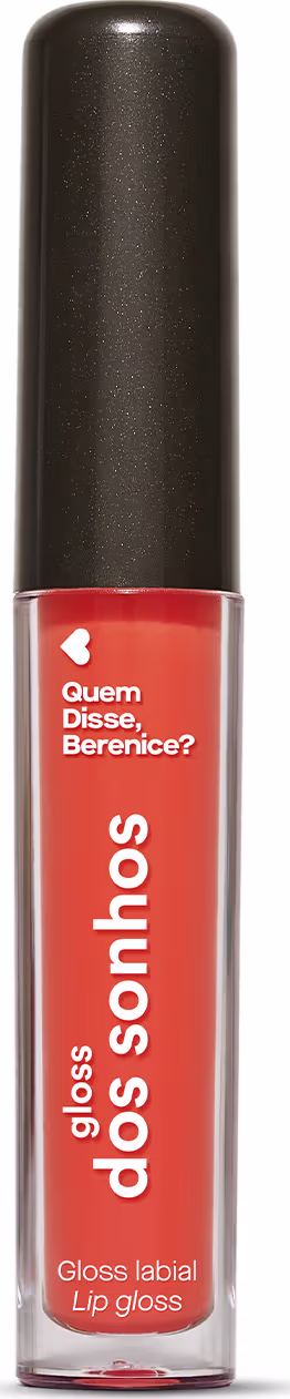 A imagem mostra um gloss labial em uma embalagem cilíndrica com a tampa preta e o tubo transparente permite ver o tom coral brilhante do gloss e a marca Quem disse, Berenice? e a linha estampados no frasco.