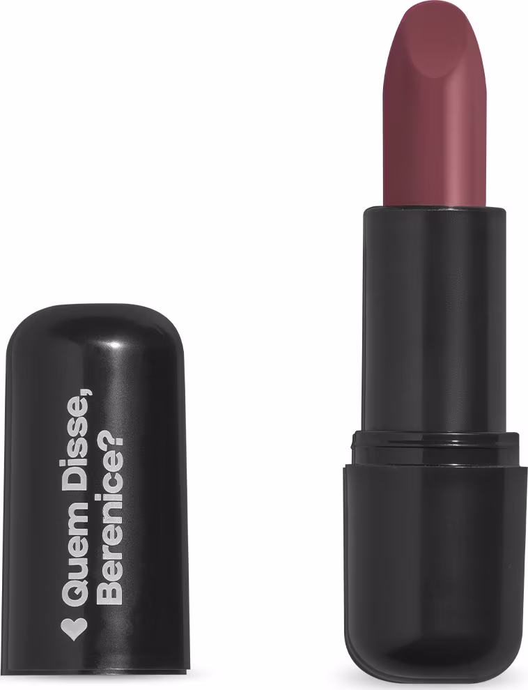 O produto apresentado na imagem é um batom da marca Quem Disse, Berenice?. O batom possui uma embalagem preta com o nome da marca em branco. O próprio batom tem uma cor marrom avermelhada.