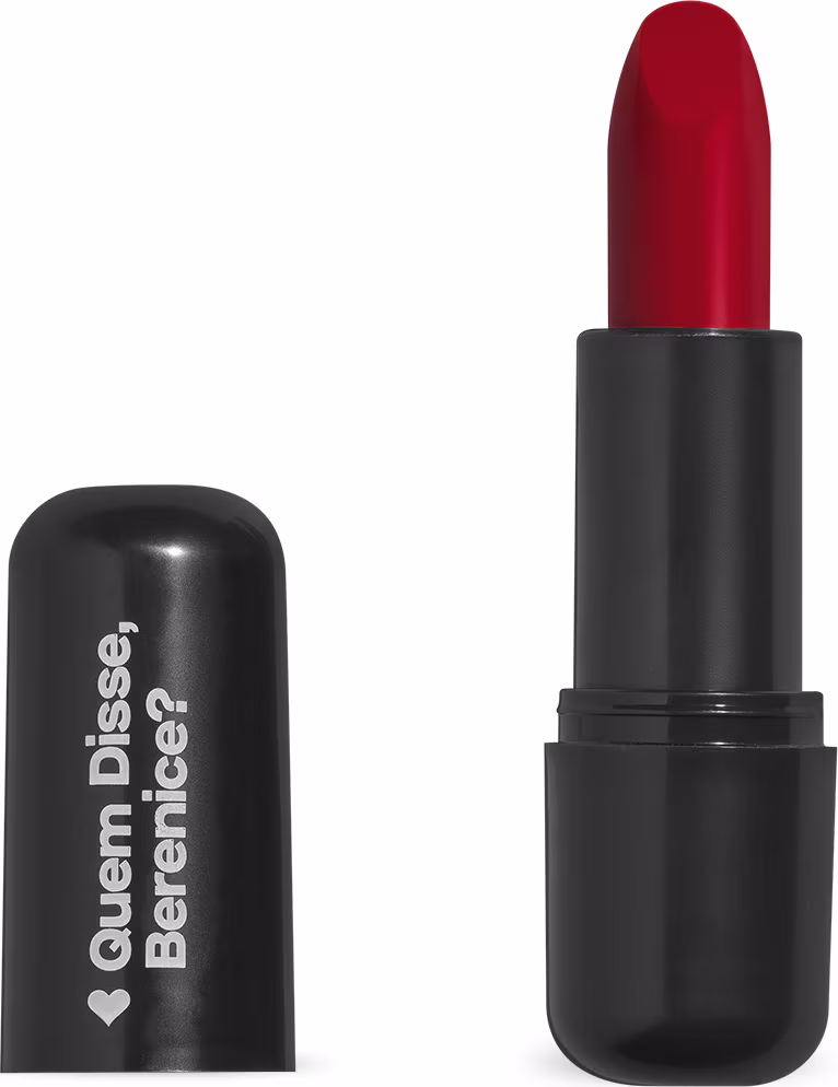 O produto apresentado é um batom da marca Quem Disse, Berenice?. O batom possui uma embalagem preta e o produto em si é de cor vermelha intensa. O rótulo da embalagem apresenta o nome da marca "Quem Disse, Berenice?" em letras brancas.