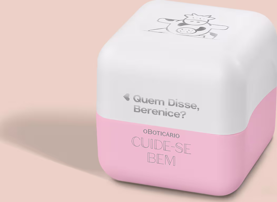 A tampa apresenta uma ilustração em preto e branco de uma vaca. O texto na base rosa diz "Oboticário CUIDE-SE BEM". Abaixo da ilustração, a frase "Quem disse, Berenice?". O produto tem uma aparência minimalista, com cores suaves de branco e rosa.