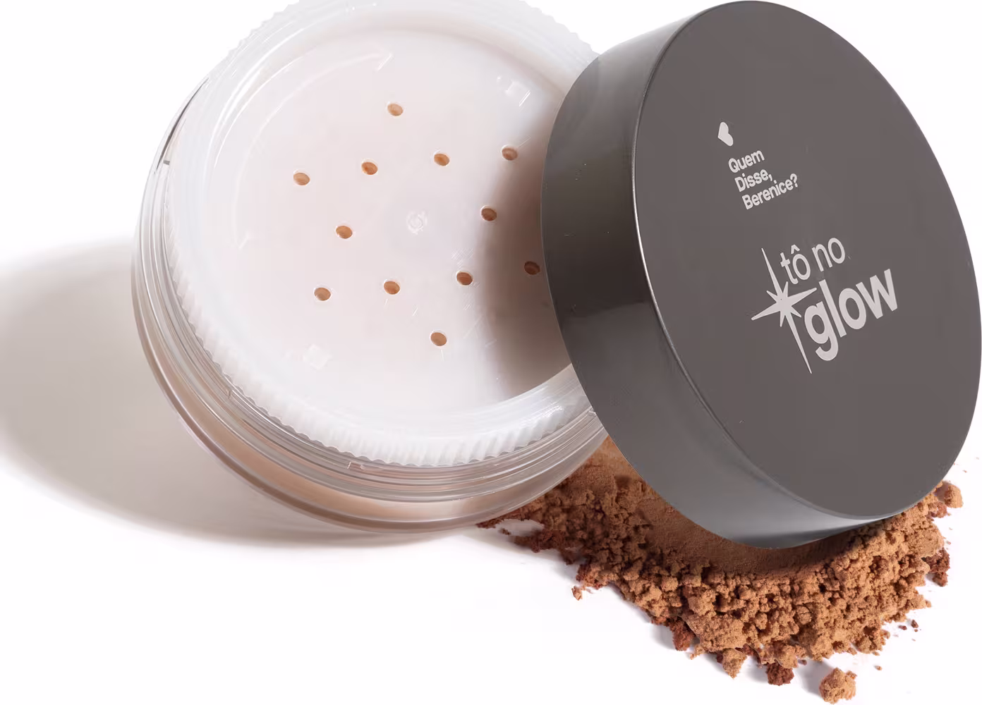 Pó compacto translúcido em embalagem de vidro com tampa cinza, contendo partículas brilhantes. Rótulo com a marca "Tô no Glow" e a pergunta "Quem disse brilhante?".