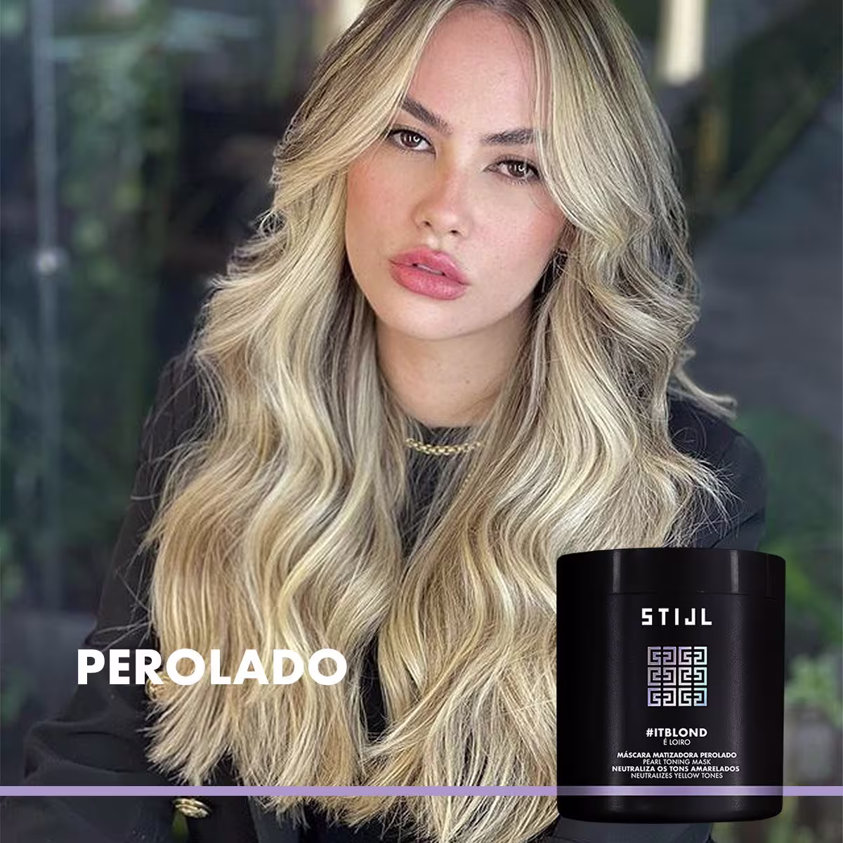 Máscara matizadora perolado em tom loiro. Embalagem preta com o logotipo Stijl e o nome "#itblond" em letras brancas. O produto é apresentado ao lado de uma modelo loira de cabelos ondulados e maquiagem natural.