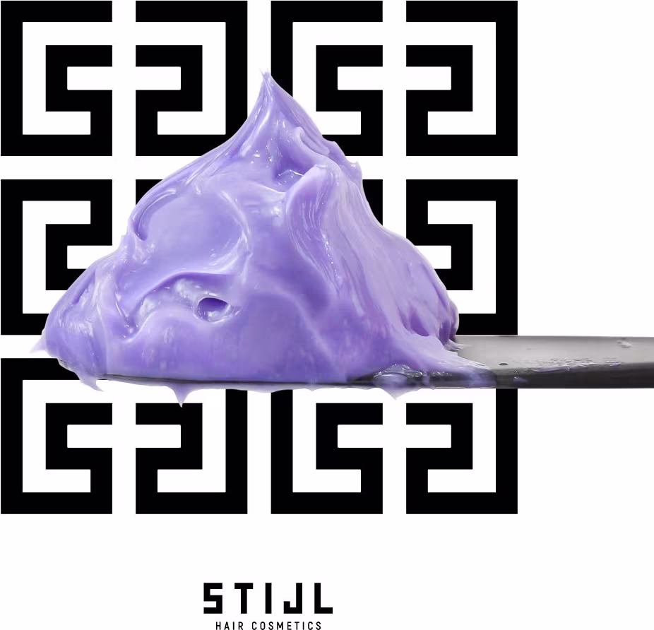 Produto para cabelo da marca Stijl Hair Cosmetics, com textura cremosa e na cor lilás. Fundo preto e branco com padrão geométrico repetido de formas quadradas vazadas. Logotipo da marca Stijl visível na parte inferior.