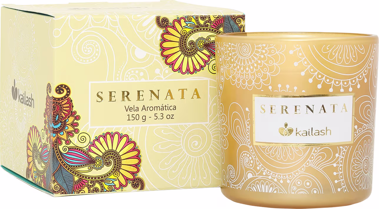 Vela aromática Serenata da marca Kailash, em embalagem retangular amarela com estampas florais coloridas. O produto contém 150g - 5.3 oz e apresenta rótulo com o nome da linha "Serenata".