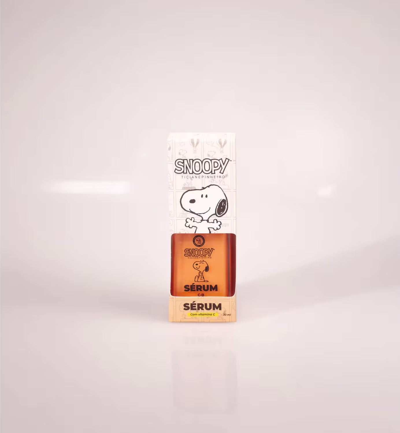 O produto apresentado é o Sérum Facial Vitamina C Snoopy Ticiane Pinheiro 30ml, com ilustração do personagem Snoopy.